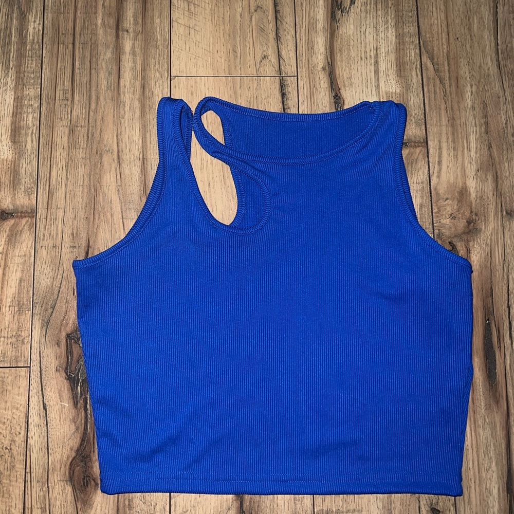 blue tank top